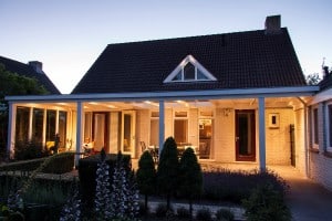 Klassieke houten veranda verlicht