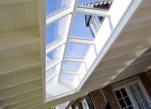 Klassieke houten overkapping met zadeldak lichtstraat
