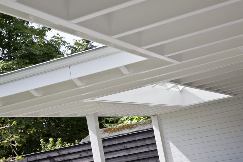 Witte veranda uitgevoerd met sierlijke klossen 11 Wit afgewerkt dak terrasoverkapping