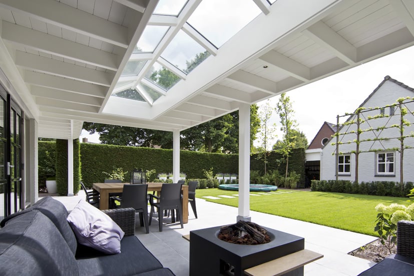 Witte veranda uitgevoerd met sierlijke klossen 6 Houten veranda met lichtstraat