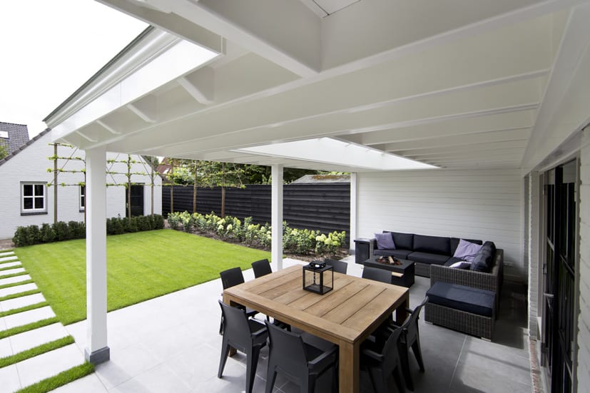 Witte veranda uitgevoerd met sierlijke klossen 5 Houten veranda met decoratieve klossen