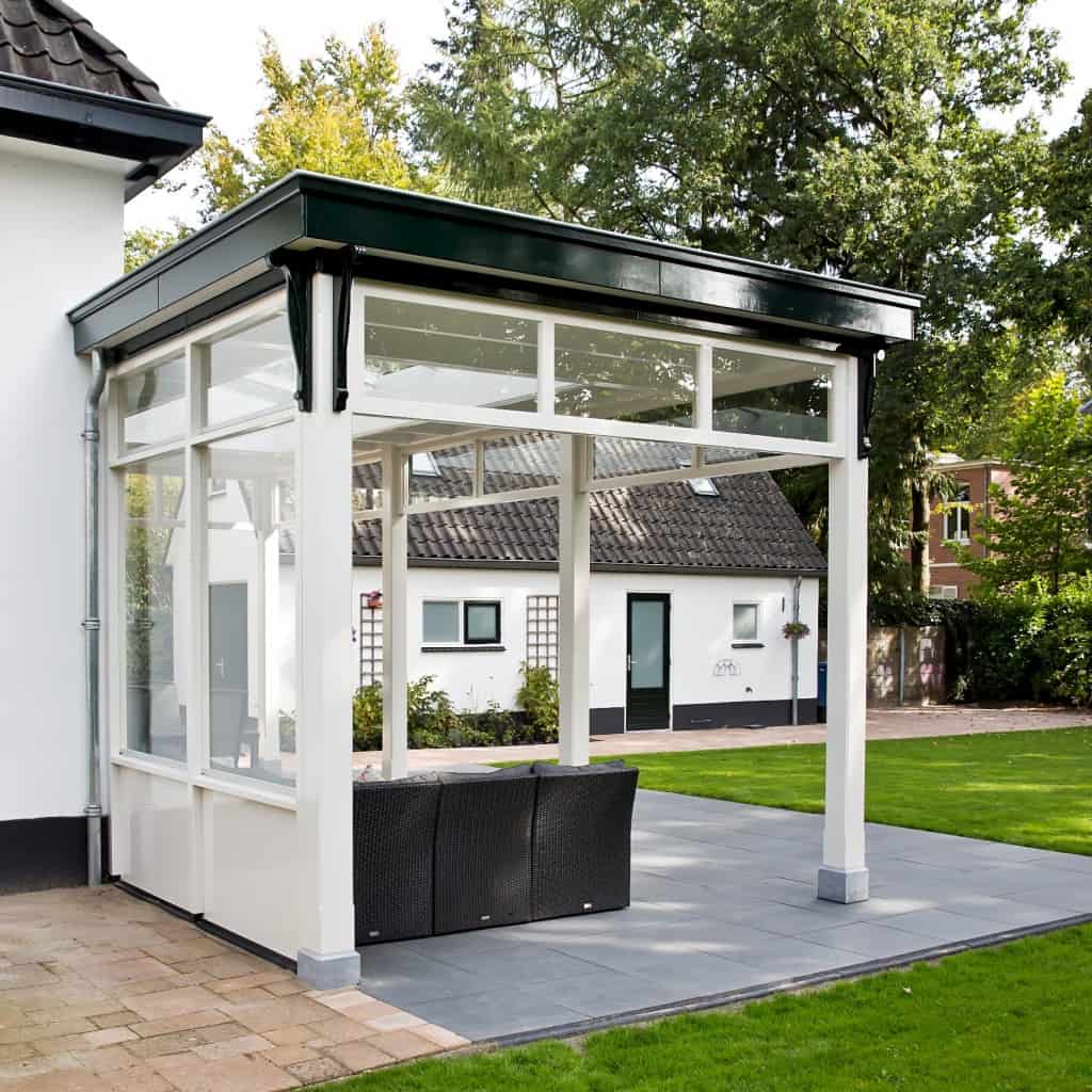 Klassieke uitvoering aan villa uit jaar 1885 6 Veranda aan huis ander aanzicht