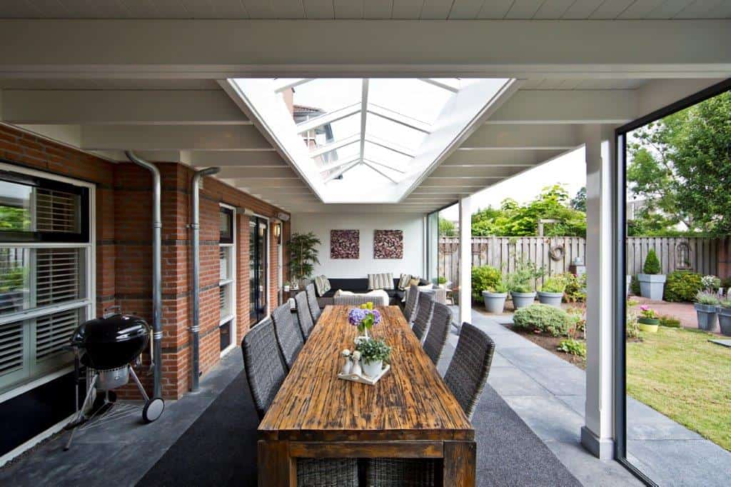Nostalgische veranda met schuifbeglazing 7 Veranda van hout met lichtstraat en schuifwand